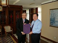 Prof. Lawrence J. Lau (left), Vice-Chancellor of CUHK presents a souvenir to Prof. Gu Bingling, President of Tsinghua University.